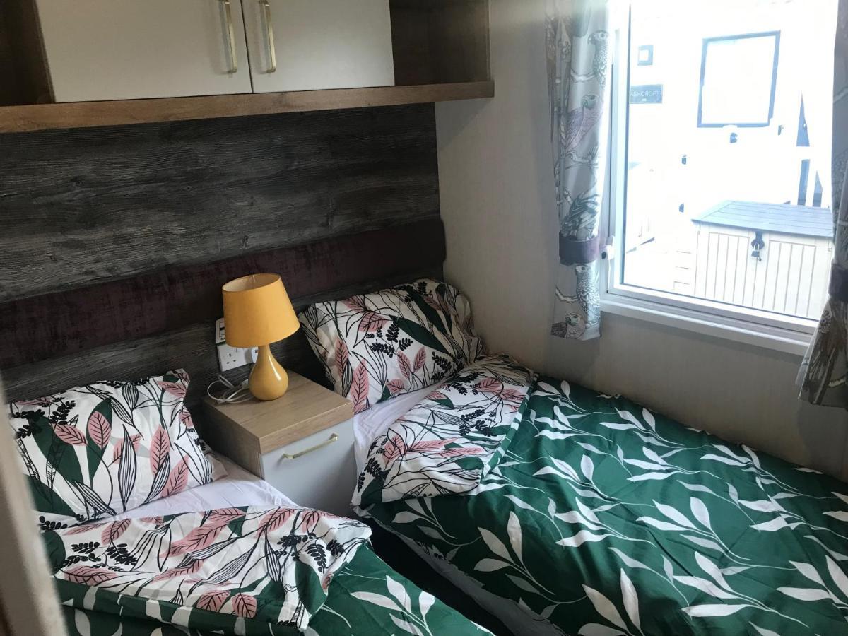 Flamingo Land Private Caravan - No 8 Cedarwood Hotel Kirby Misperton Exterior foto